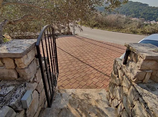 Merlo House Dol Hvar Βίλα *